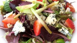 Recepta de cuina de Amanida de quinoa, fruites i formatge blau amb vinagreta balsàmica